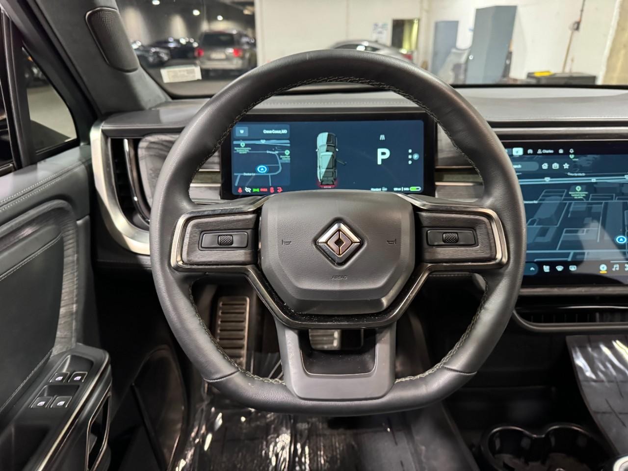 Rivian R1S Vehicle Full-screen Gallery Image 16