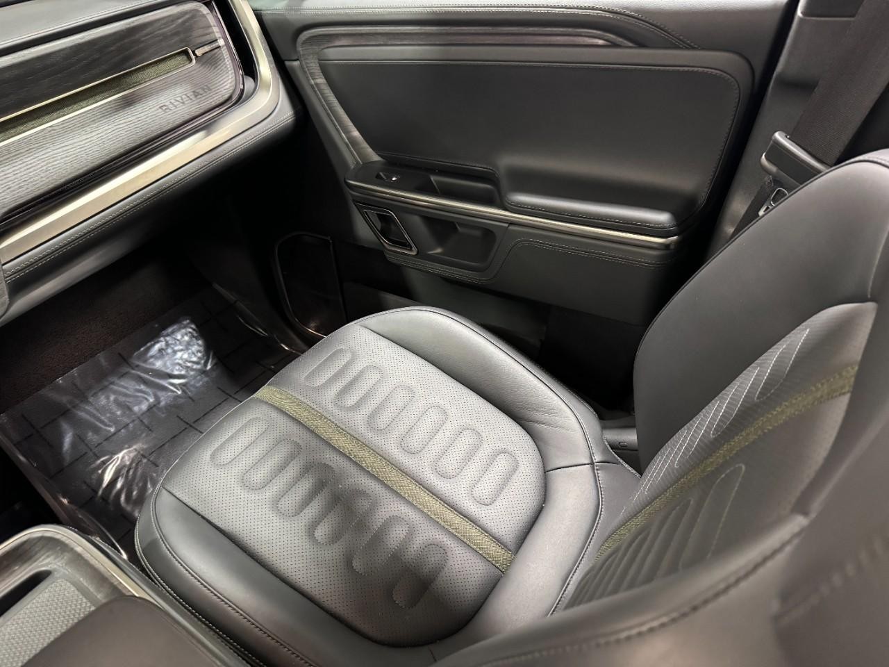 Rivian R1S Vehicle Full-screen Gallery Image 18