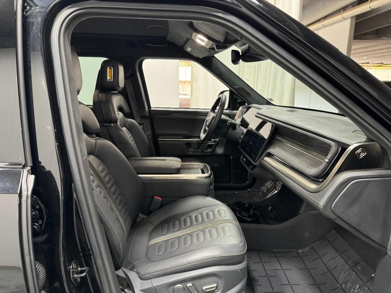 Rivian R1S Vehicle Full-screen Gallery Image 19