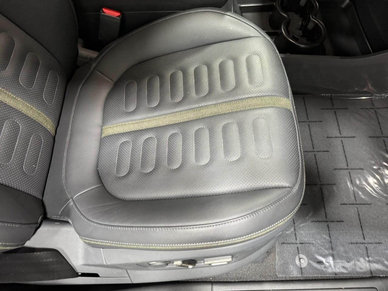 Rivian R1S Vehicle Full-screen Gallery Image 20