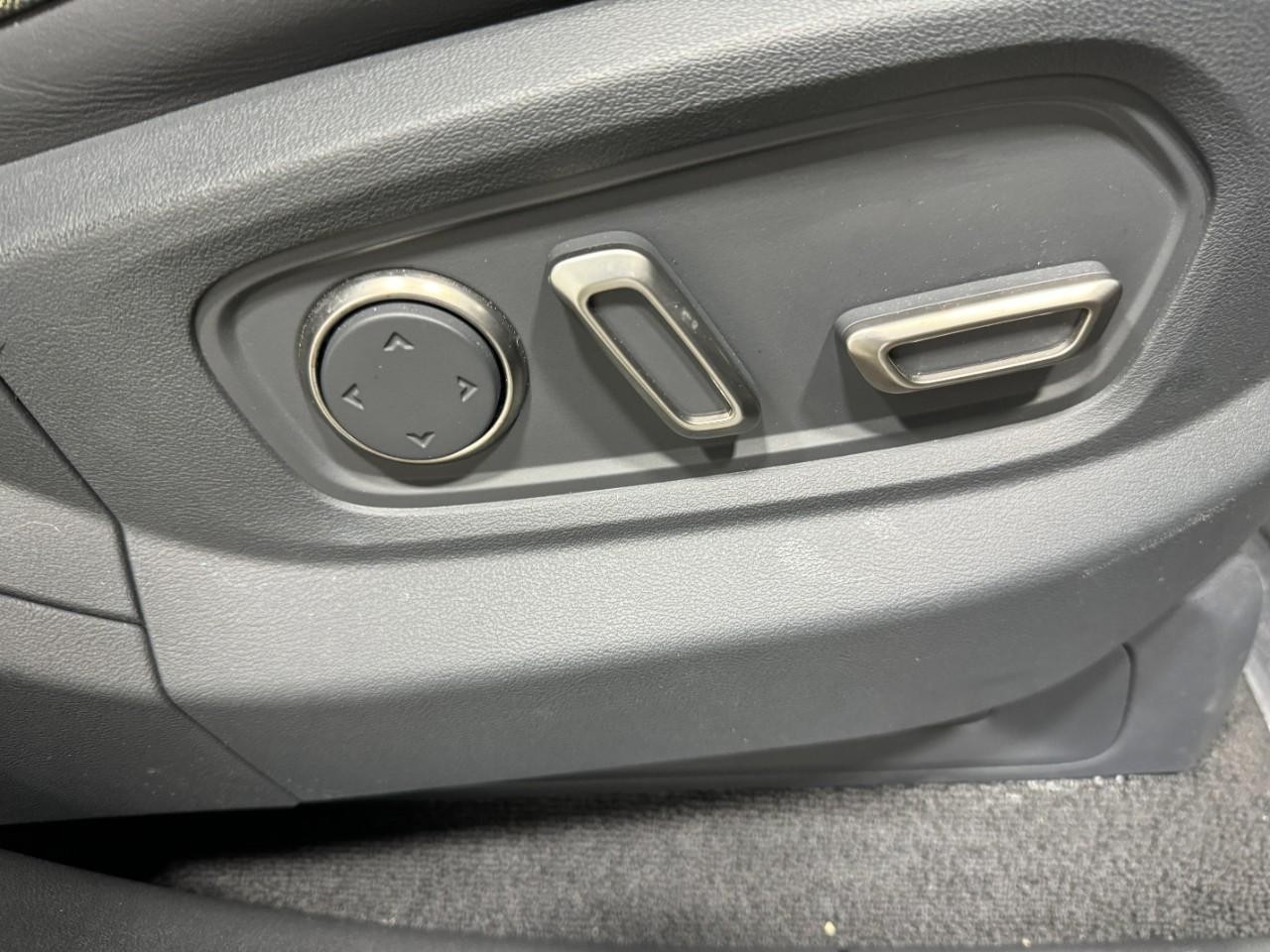 Rivian R1S Vehicle Full-screen Gallery Image 21