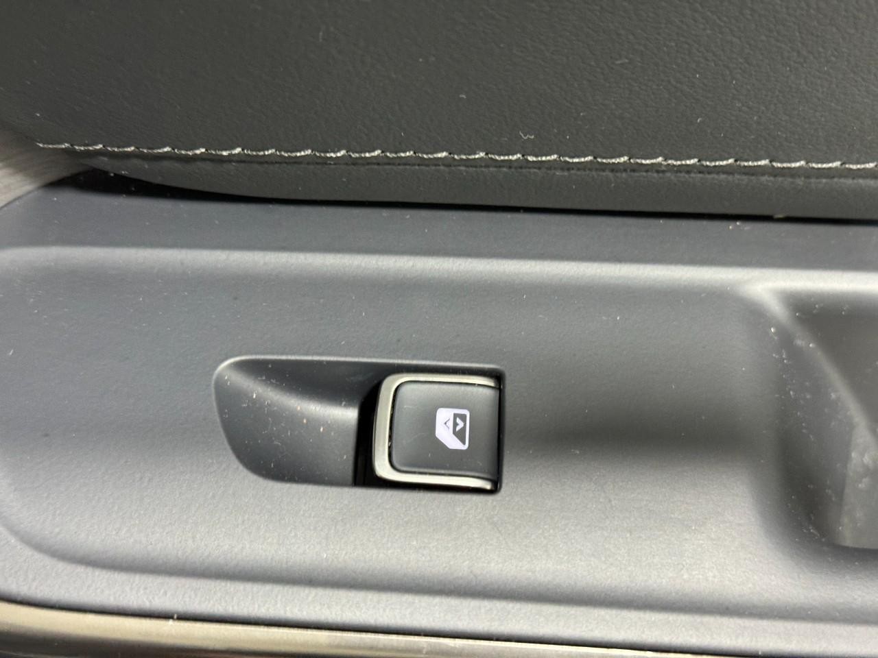 Rivian R1S Vehicle Full-screen Gallery Image 22