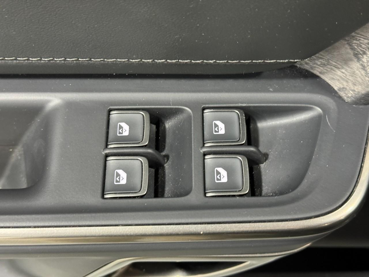 Rivian R1S Vehicle Full-screen Gallery Image 23