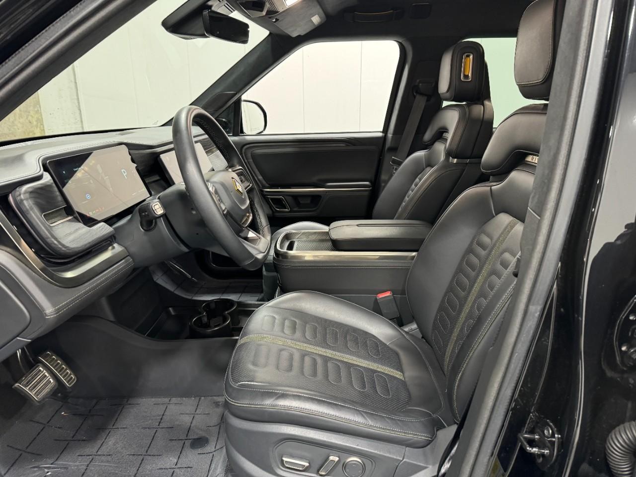 Rivian R1S Vehicle Full-screen Gallery Image 24