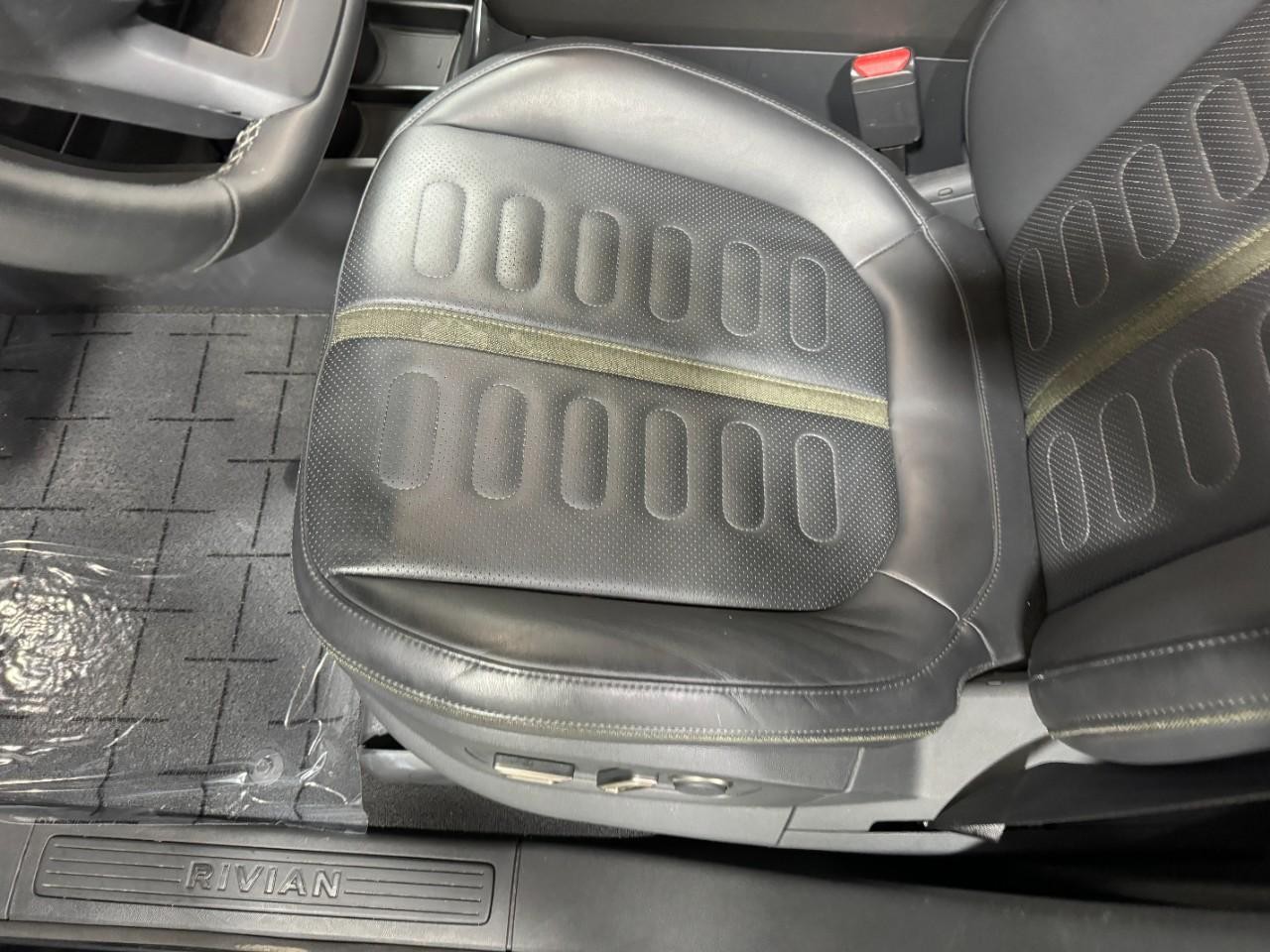 Rivian R1S Vehicle Full-screen Gallery Image 25