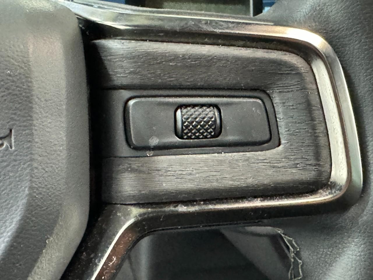 Rivian R1S Vehicle Full-screen Gallery Image 28