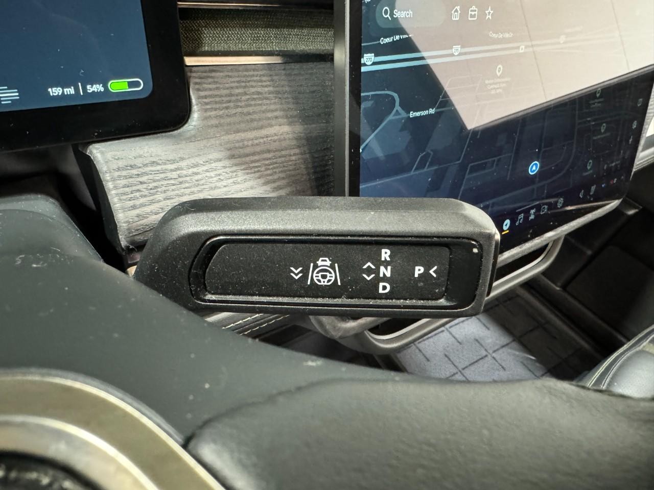 Rivian R1S Vehicle Full-screen Gallery Image 30