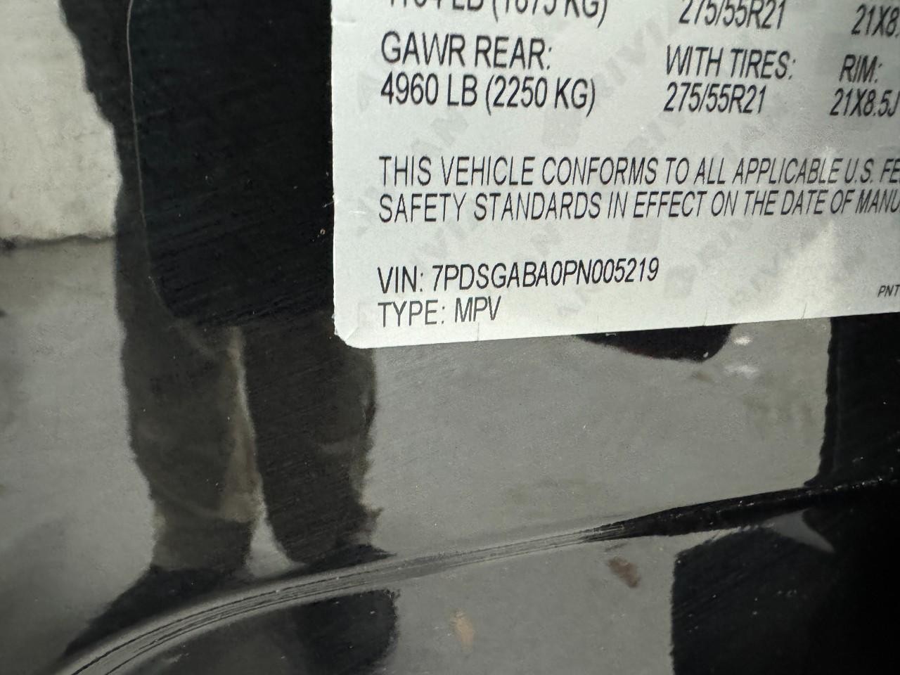 Rivian R1S Vehicle Full-screen Gallery Image 33