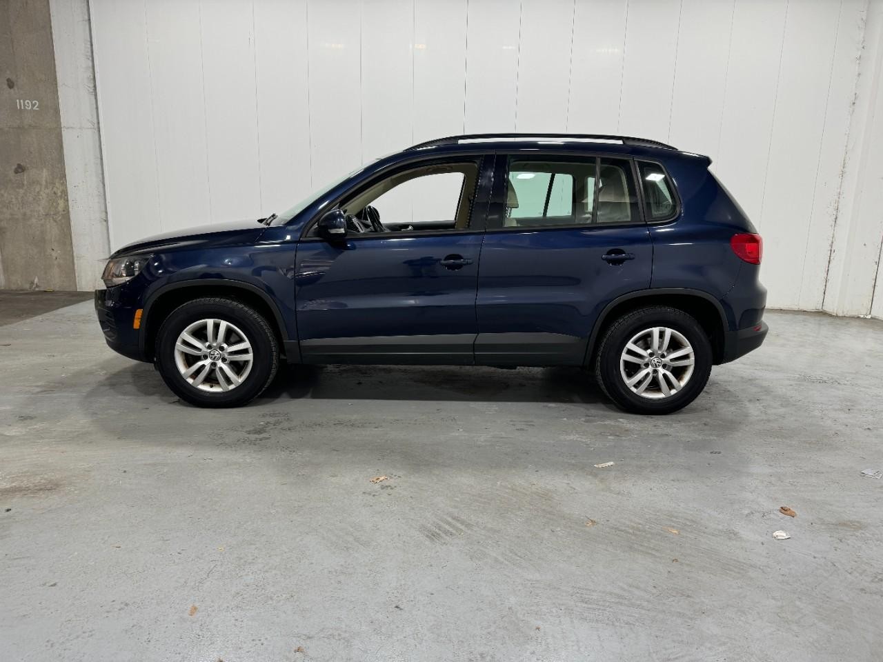 Volkswagen Tiguan Vehicle Full-screen Gallery Image 2