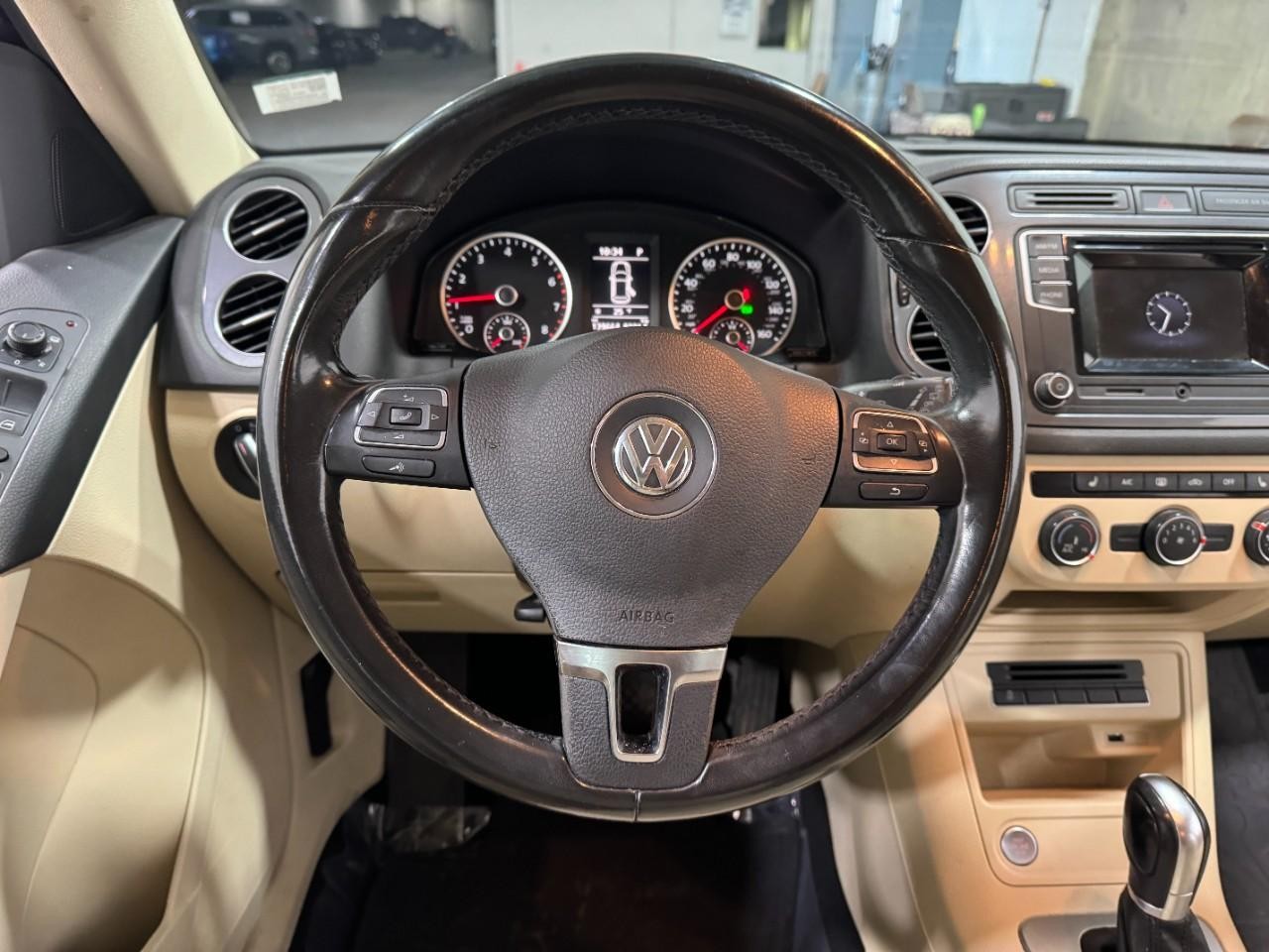 Volkswagen Tiguan Vehicle Full-screen Gallery Image 12