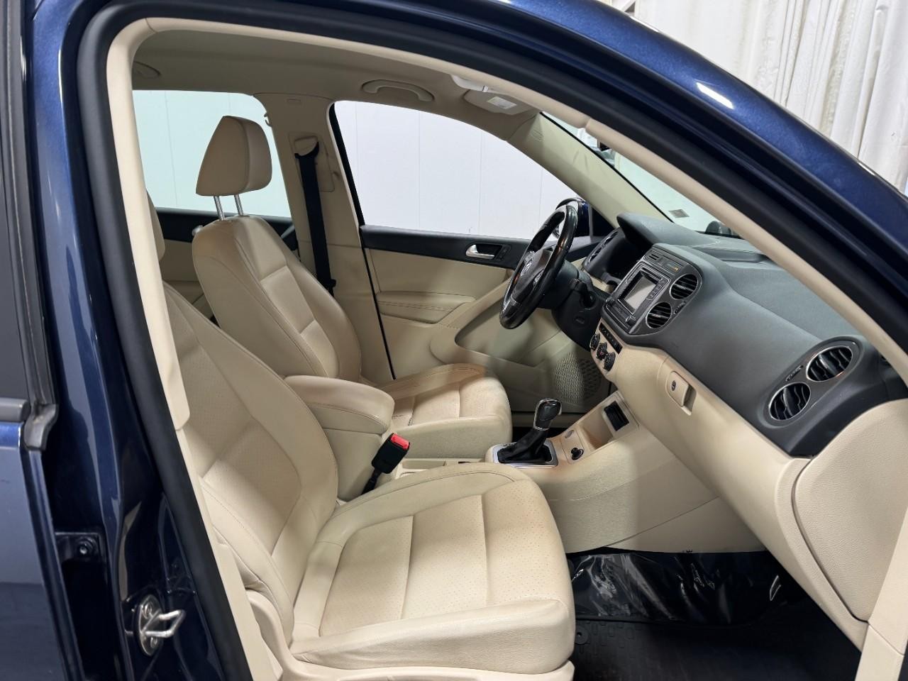 Volkswagen Tiguan Vehicle Full-screen Gallery Image 17