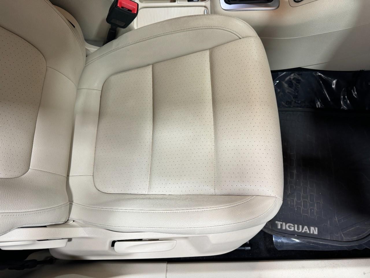 Volkswagen Tiguan Vehicle Full-screen Gallery Image 18