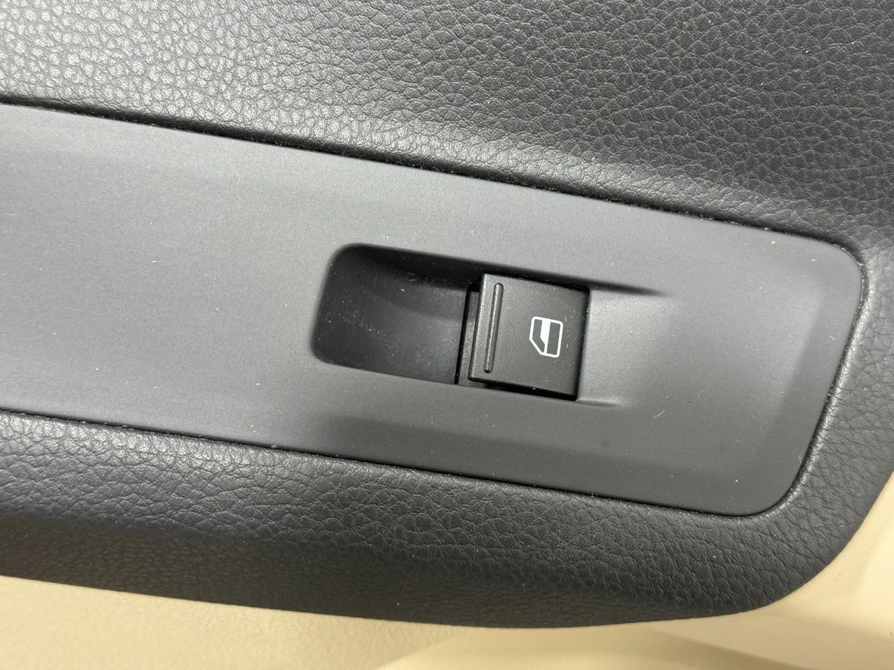 Volkswagen Tiguan Vehicle Full-screen Gallery Image 21