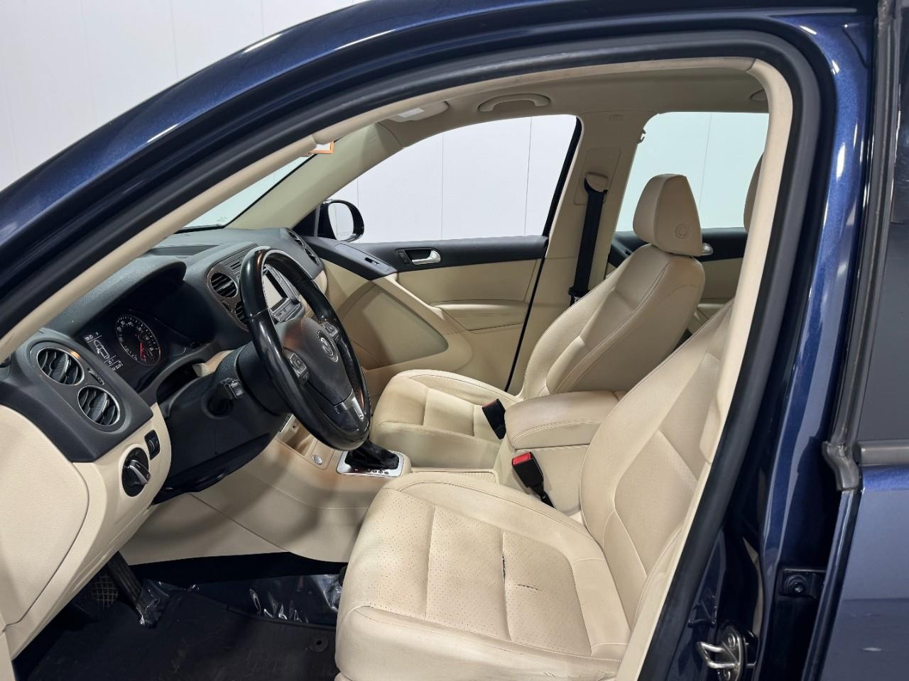 Volkswagen Tiguan Vehicle Full-screen Gallery Image 24