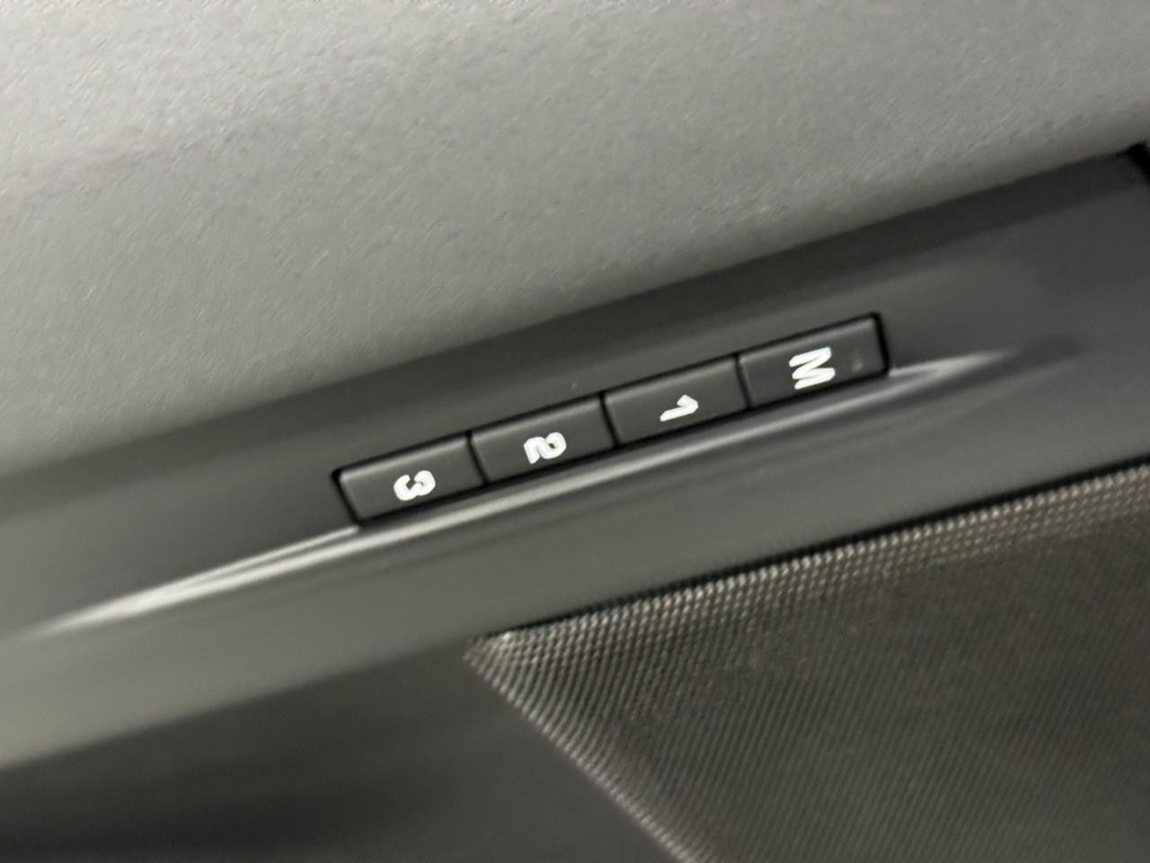 Land Rover Range Rover Evoque Vehicle Full-screen Gallery Image 23