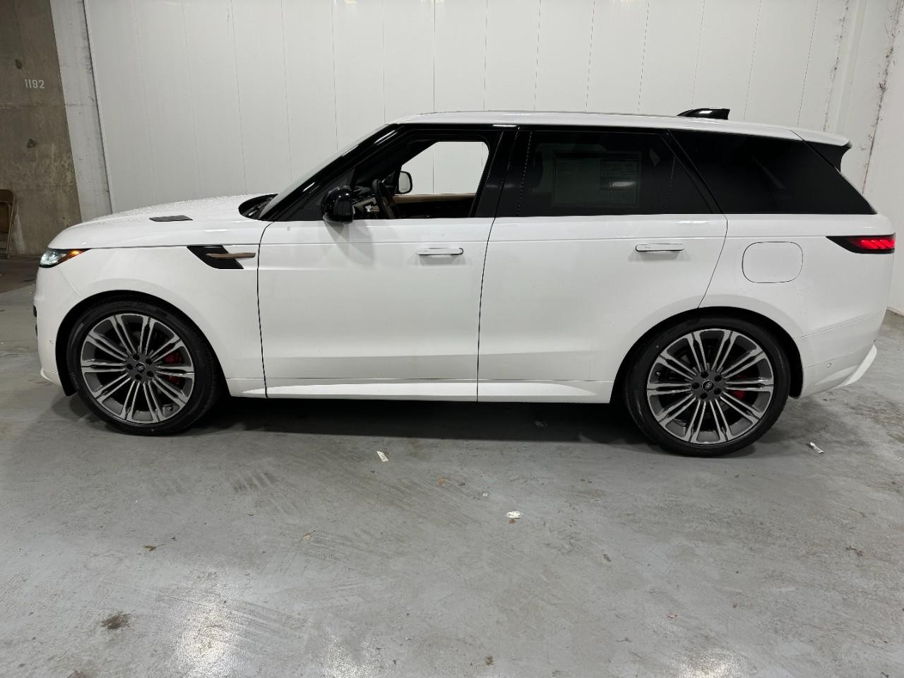 Land Rover Range Rover Sport Vehicle Full-screen Gallery Image 2
