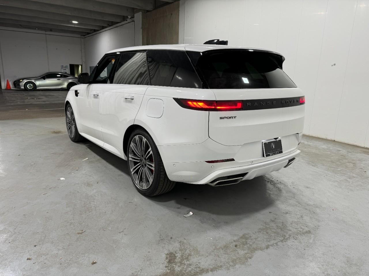 Land Rover Range Rover Sport Vehicle Full-screen Gallery Image 3