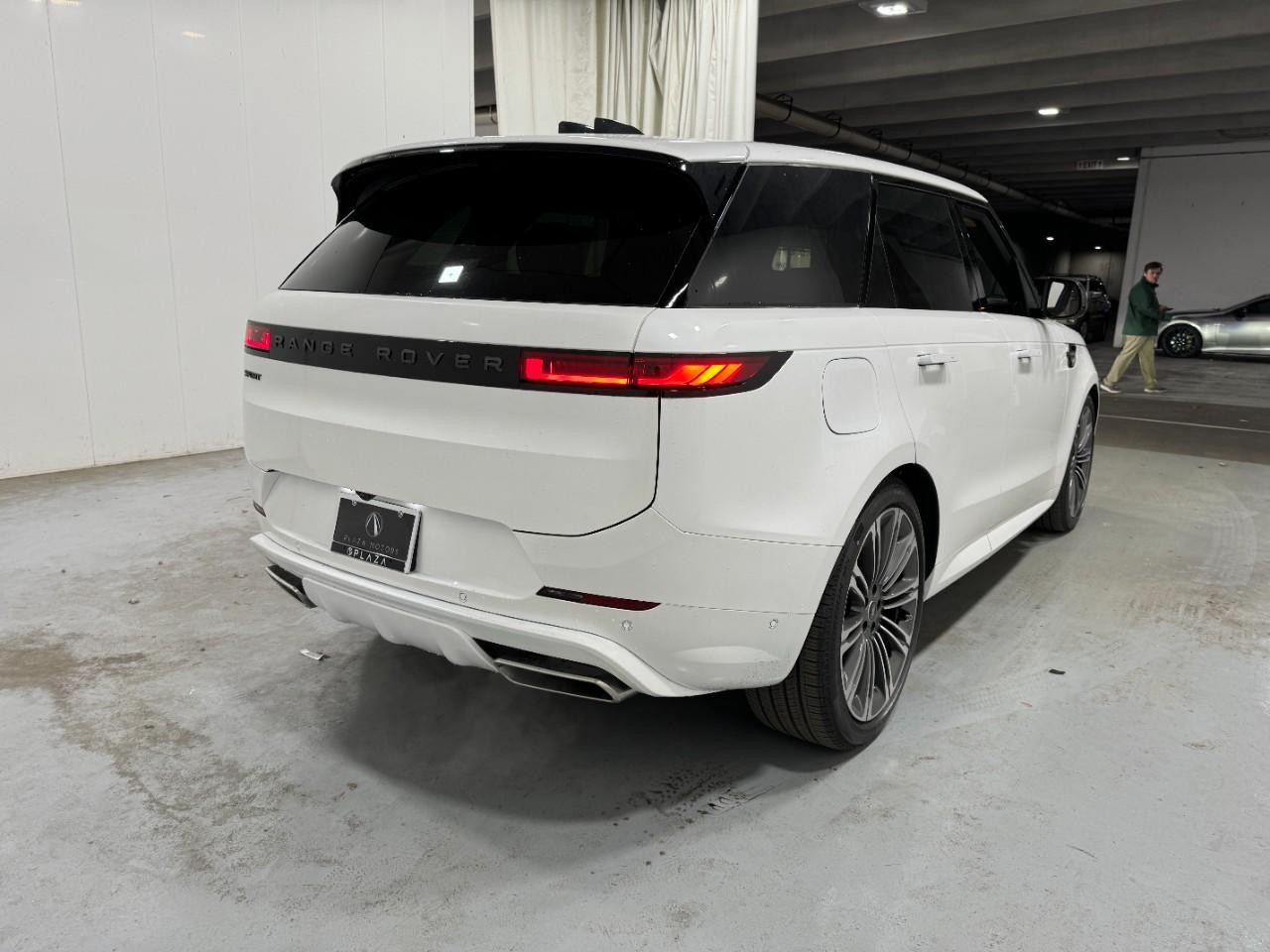 Land Rover Range Rover Sport Vehicle Full-screen Gallery Image 4