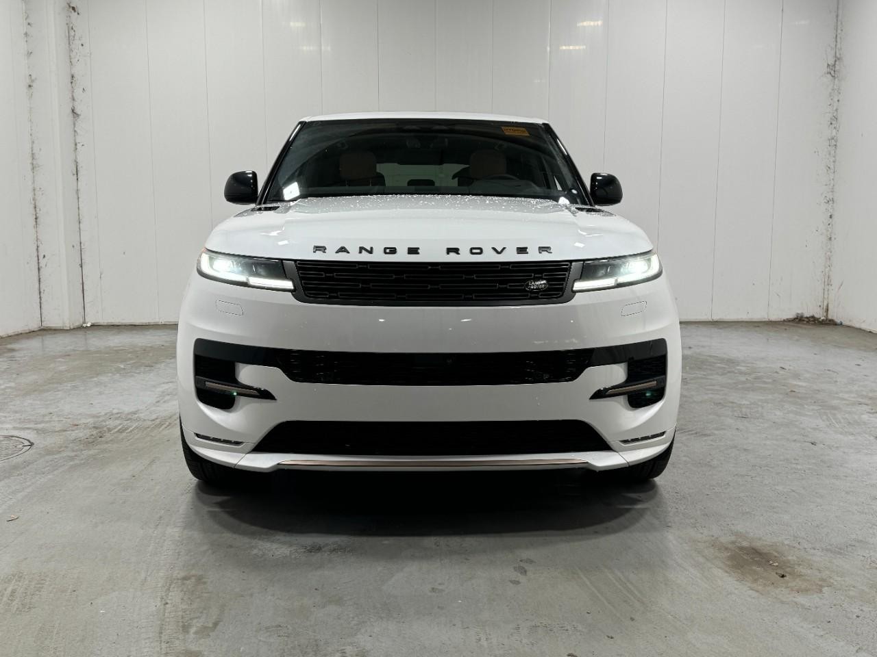 Land Rover Range Rover Sport Vehicle Full-screen Gallery Image 7