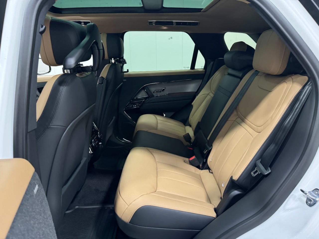 Land Rover Range Rover Sport Vehicle Full-screen Gallery Image 8