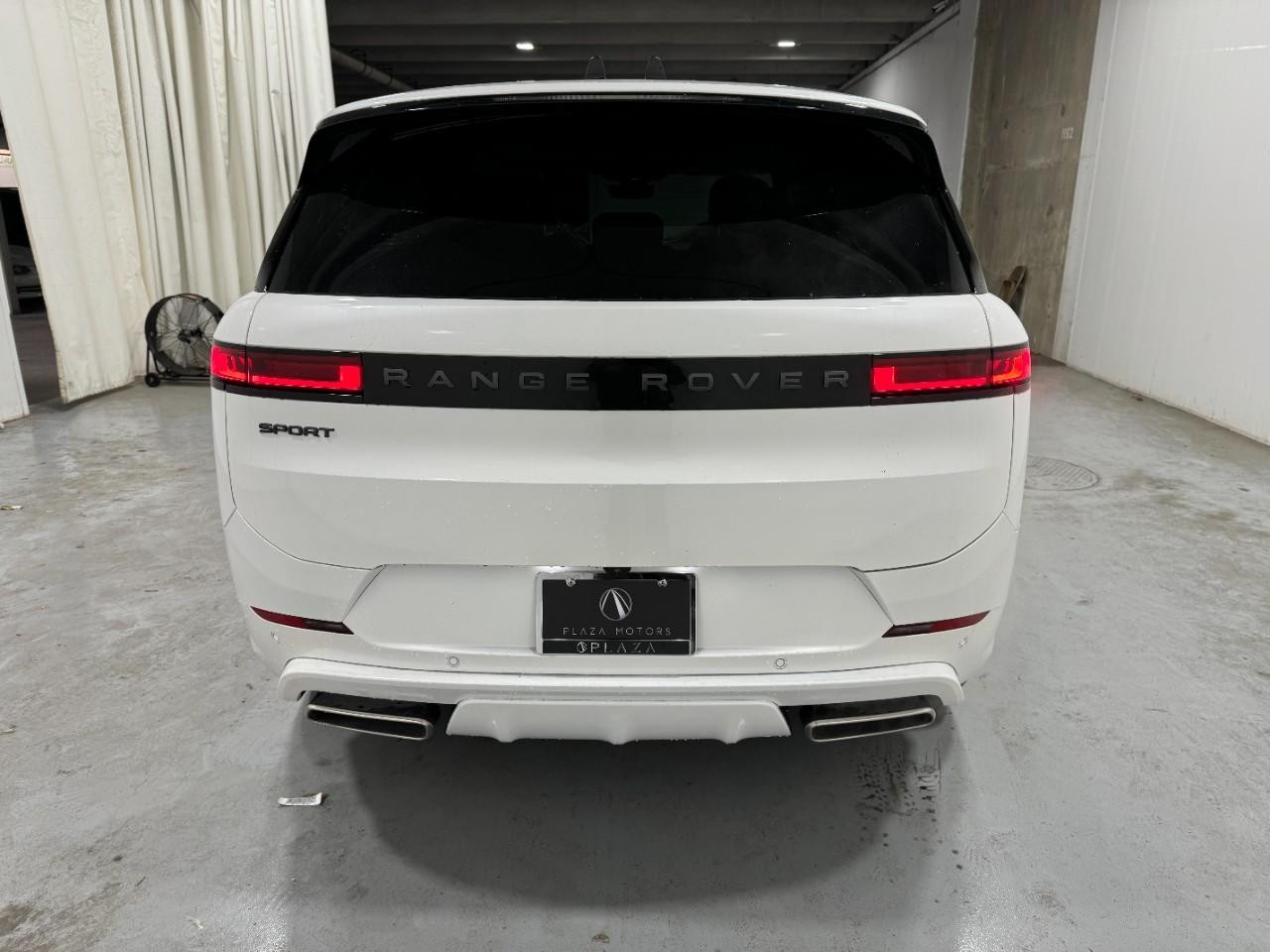 Land Rover Range Rover Sport Vehicle Full-screen Gallery Image 9