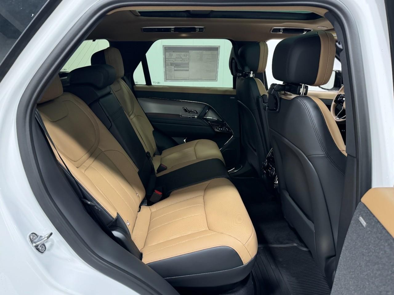 Land Rover Range Rover Sport Vehicle Full-screen Gallery Image 10