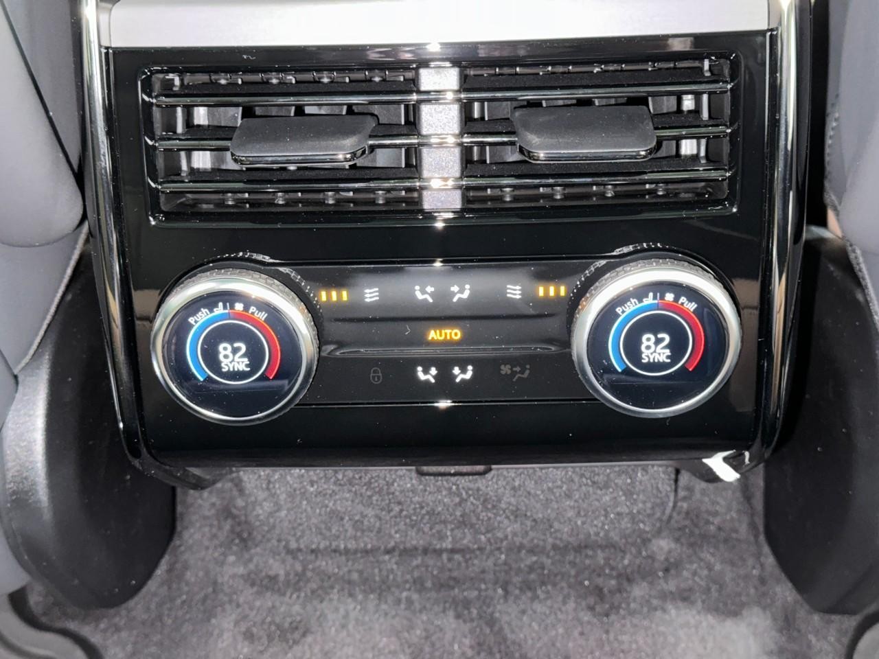 Land Rover Range Rover Sport Vehicle Full-screen Gallery Image 11