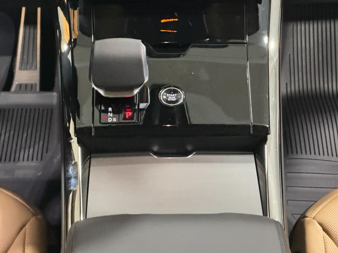 Land Rover Range Rover Sport Vehicle Full-screen Gallery Image 16