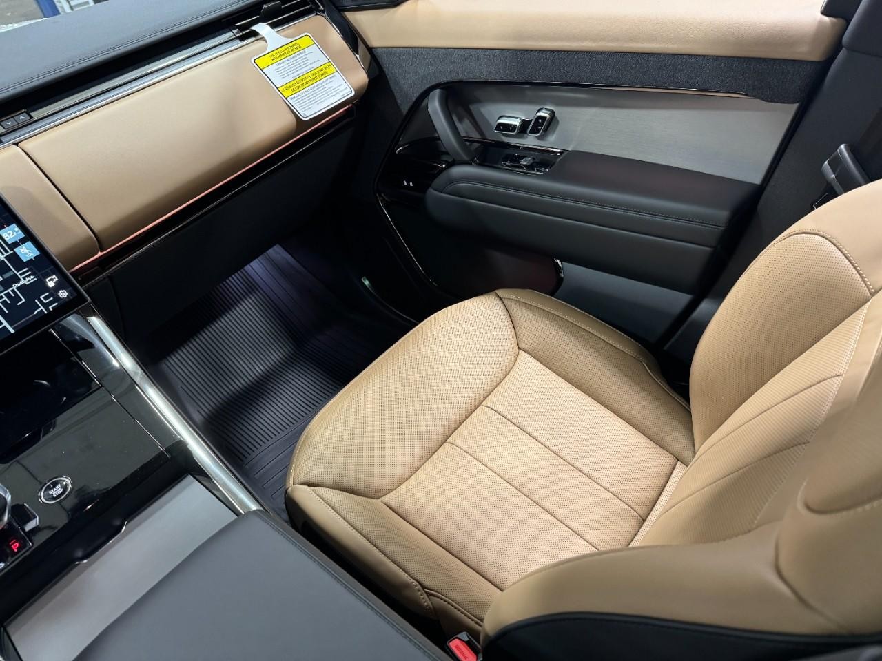 Land Rover Range Rover Sport Vehicle Full-screen Gallery Image 17