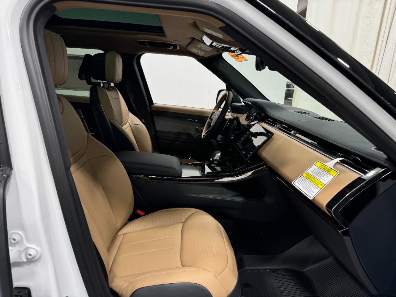 Land Rover Range Rover Sport Vehicle Full-screen Gallery Image 18