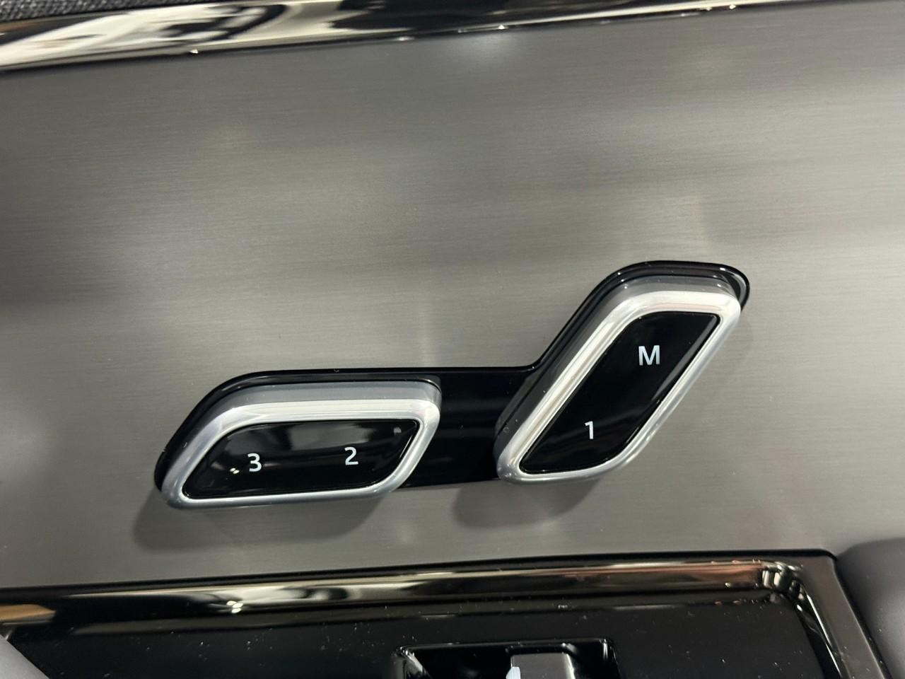 Land Rover Range Rover Sport Vehicle Full-screen Gallery Image 20