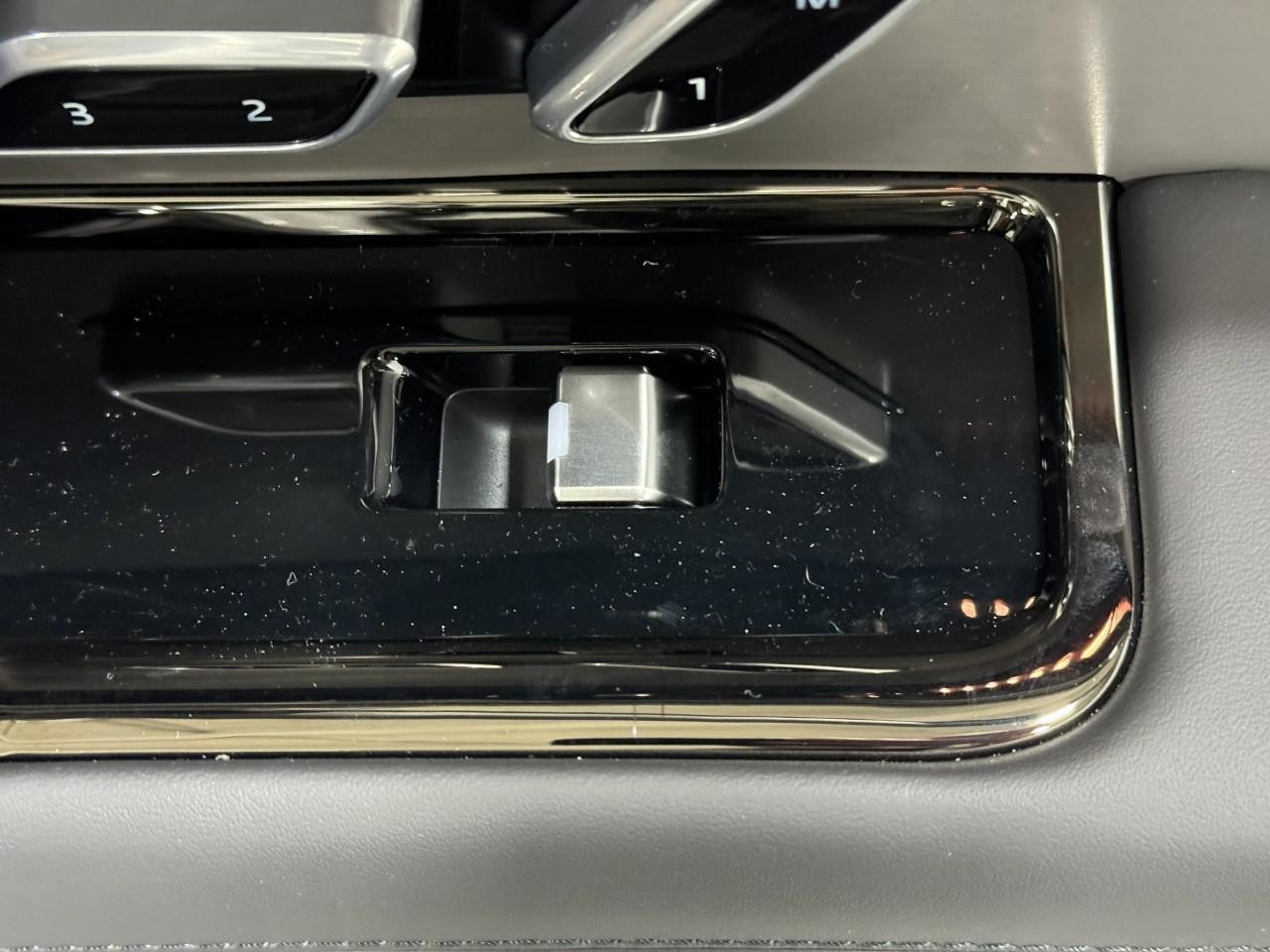 Land Rover Range Rover Sport Vehicle Full-screen Gallery Image 21