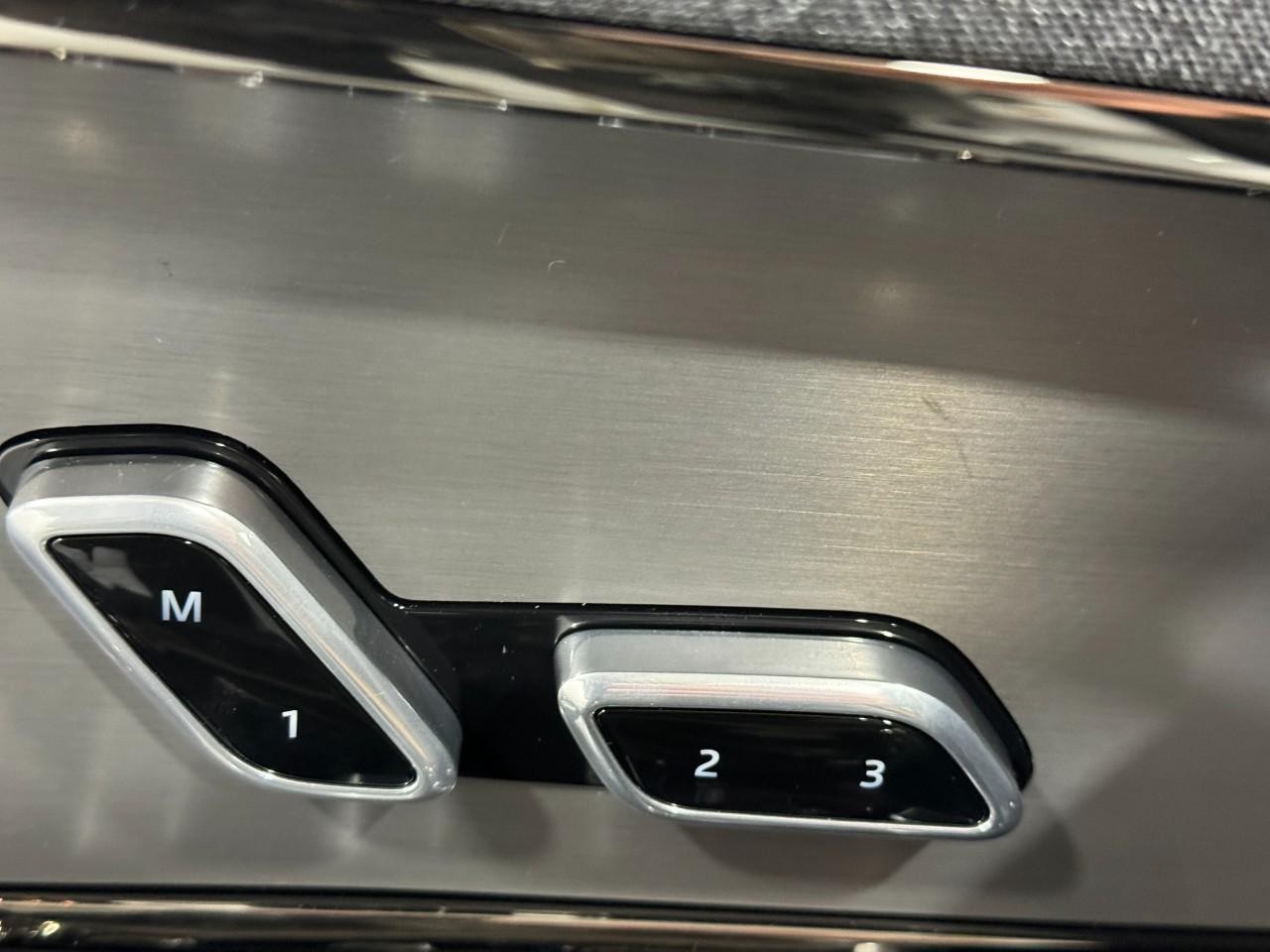 Land Rover Range Rover Sport Vehicle Full-screen Gallery Image 24