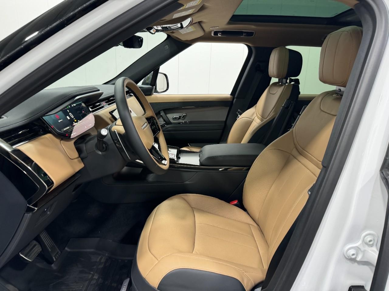 Land Rover Range Rover Sport Vehicle Full-screen Gallery Image 27