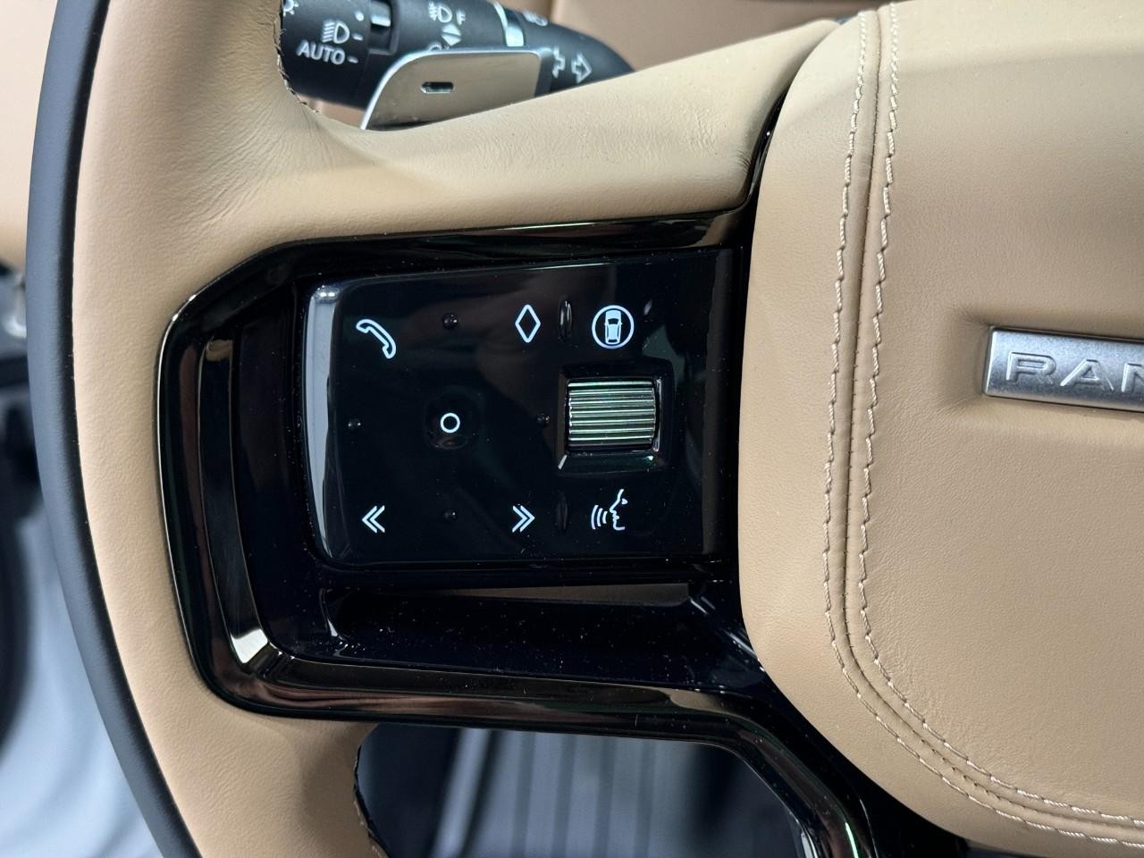 Land Rover Range Rover Sport Vehicle Full-screen Gallery Image 30