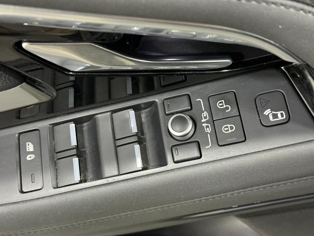 Land Rover Range Rover Evoque Vehicle Full-screen Gallery Image 24