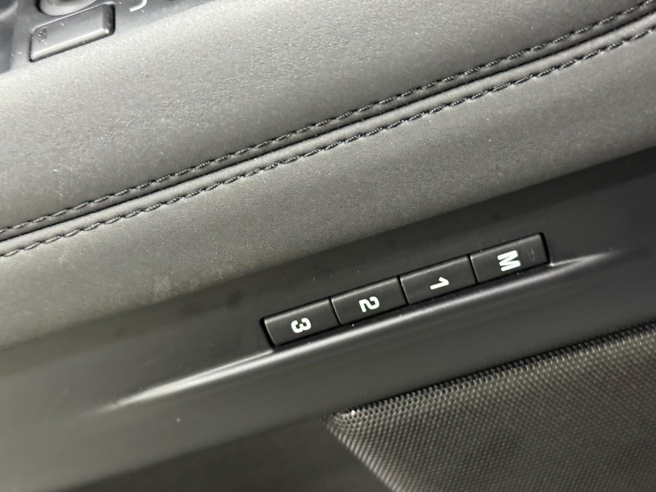 Land Rover Range Rover Evoque Vehicle Full-screen Gallery Image 25