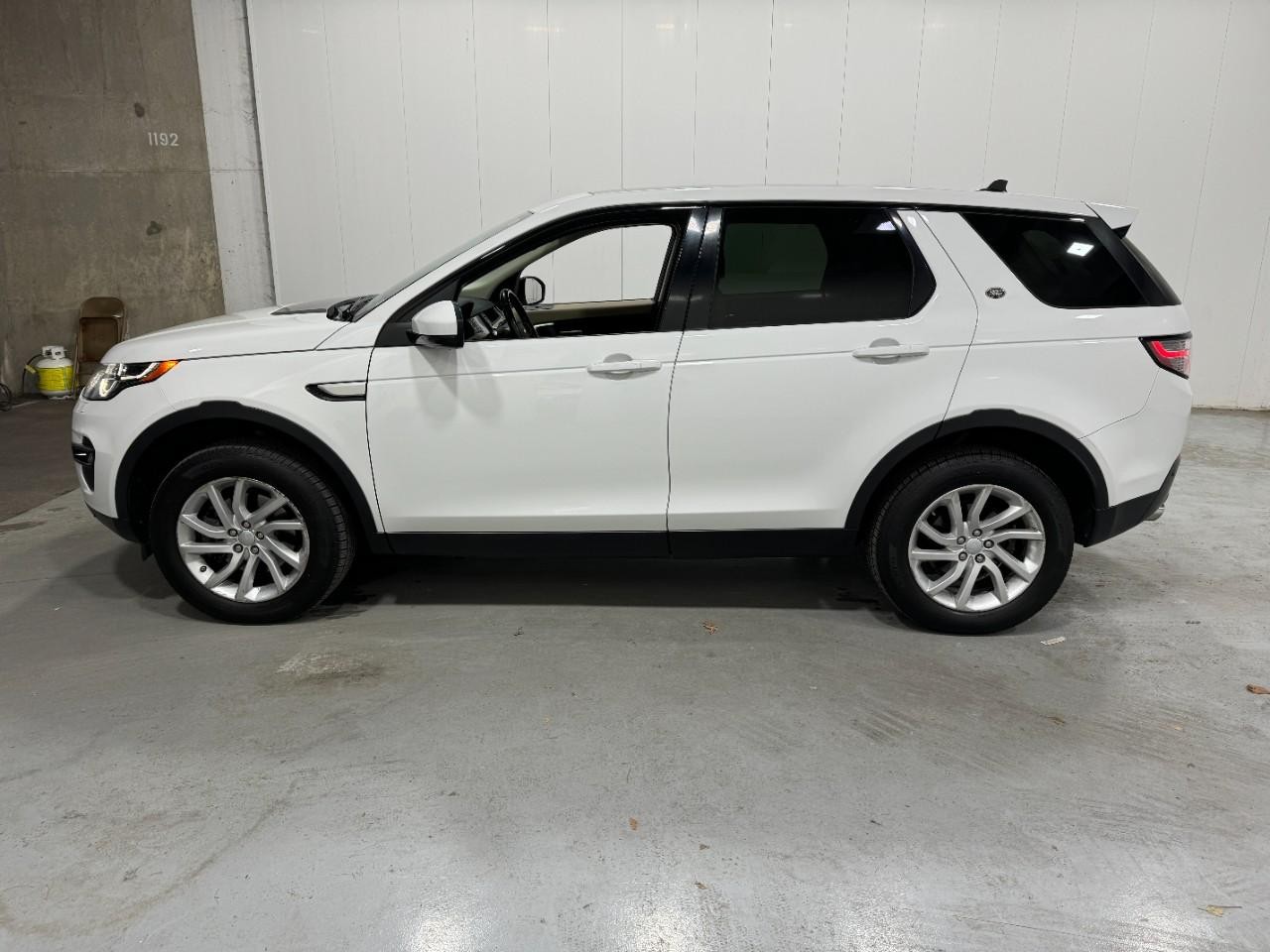 Land Rover Discovery Sport Vehicle Full-screen Gallery Image 2