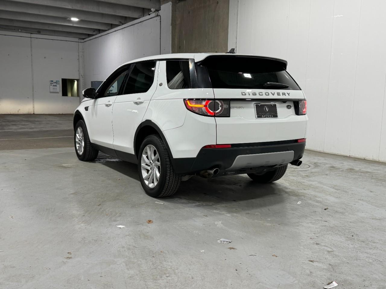 Land Rover Discovery Sport Vehicle Full-screen Gallery Image 3