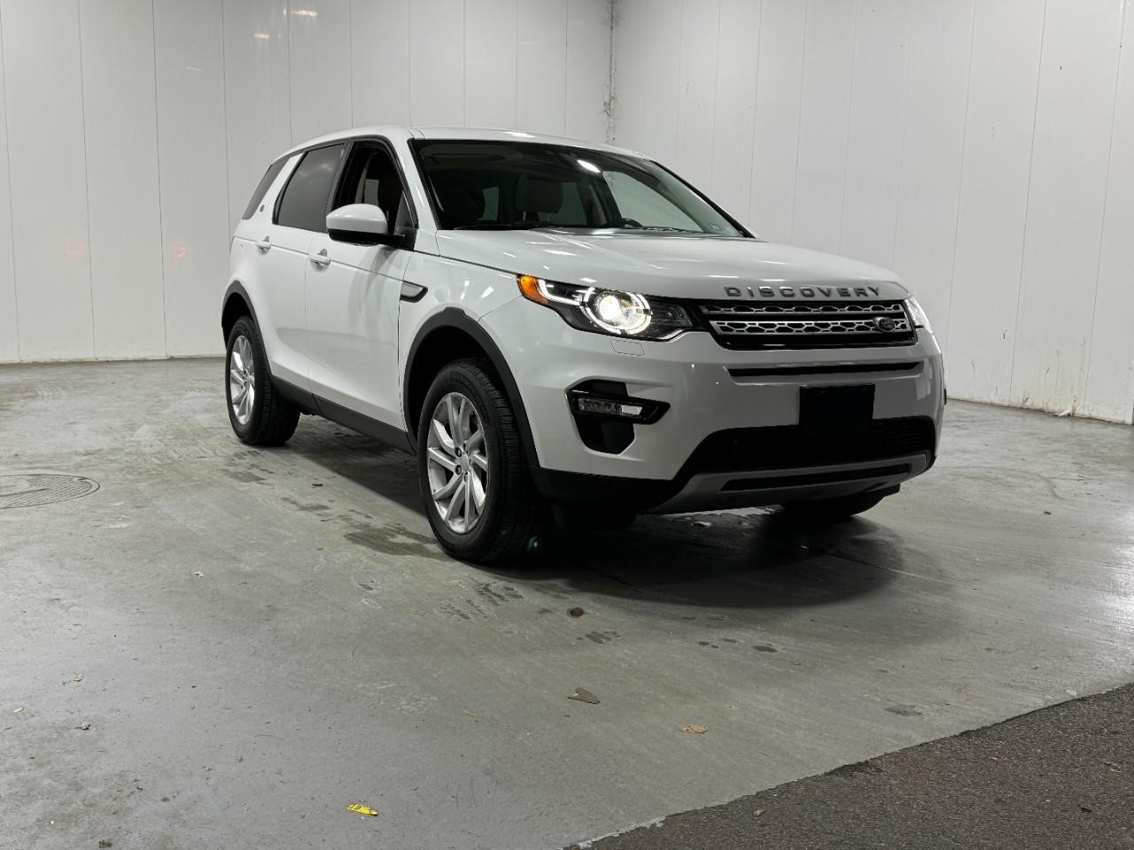 Land Rover Discovery Sport Vehicle Full-screen Gallery Image 6