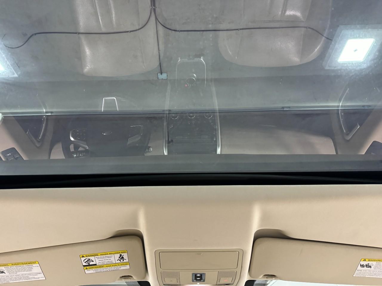 Land Rover Discovery Sport Vehicle Full-screen Gallery Image 11