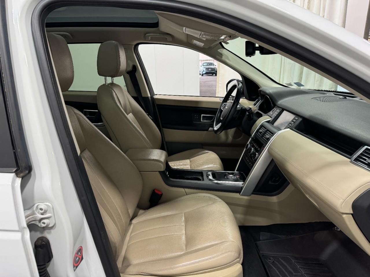 Land Rover Discovery Sport Vehicle Full-screen Gallery Image 18