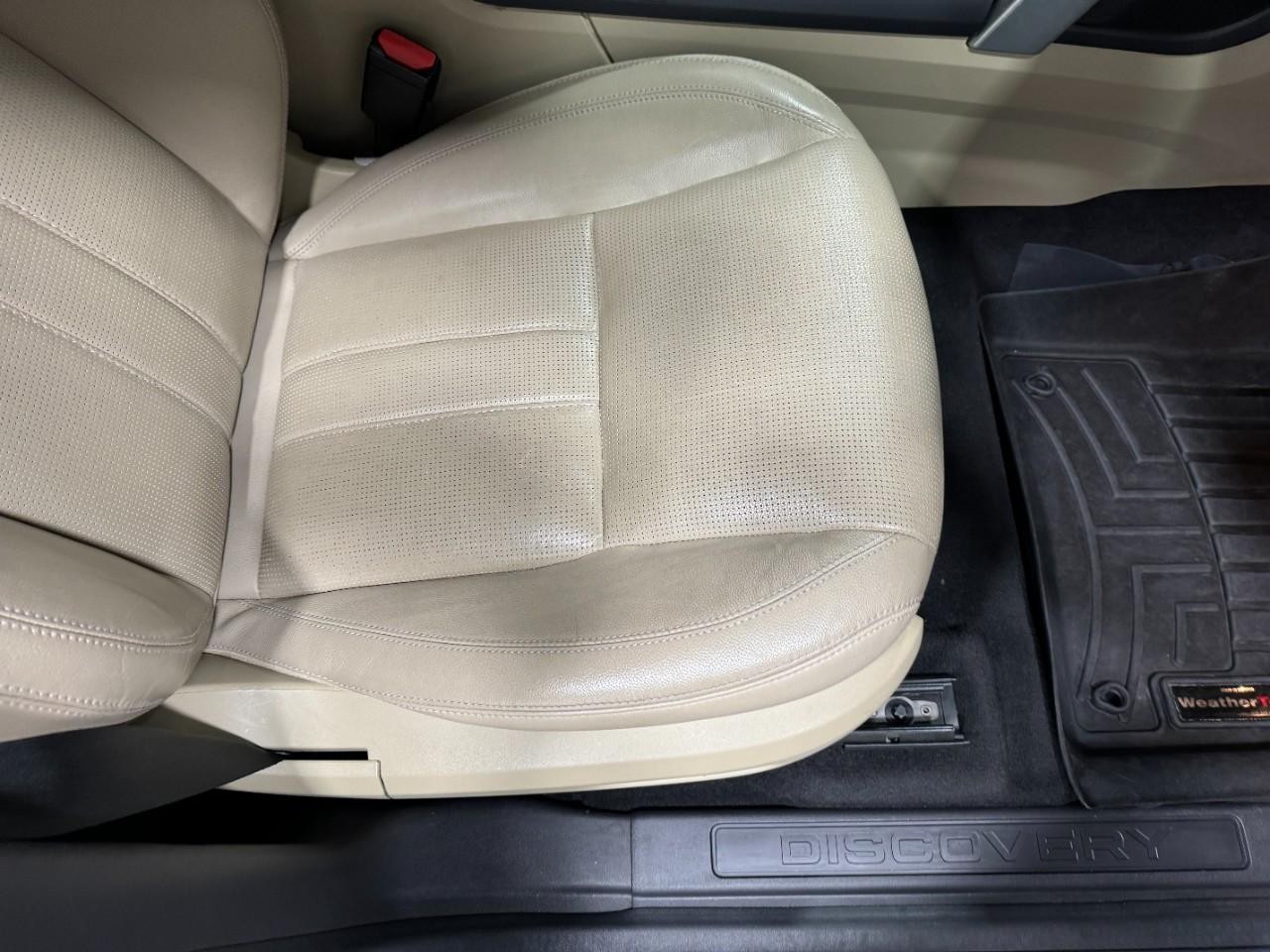 Land Rover Discovery Sport Vehicle Full-screen Gallery Image 19