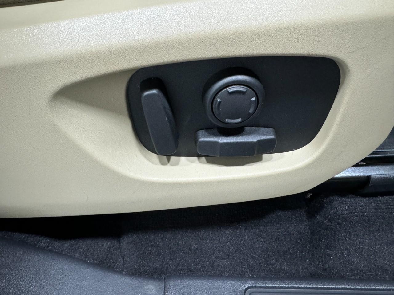 Land Rover Discovery Sport Vehicle Full-screen Gallery Image 20