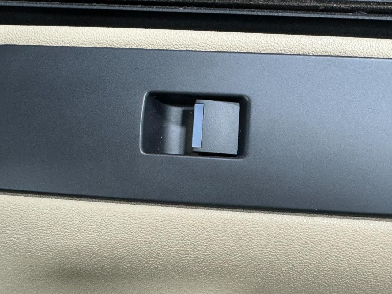 Land Rover Discovery Sport Vehicle Full-screen Gallery Image 21