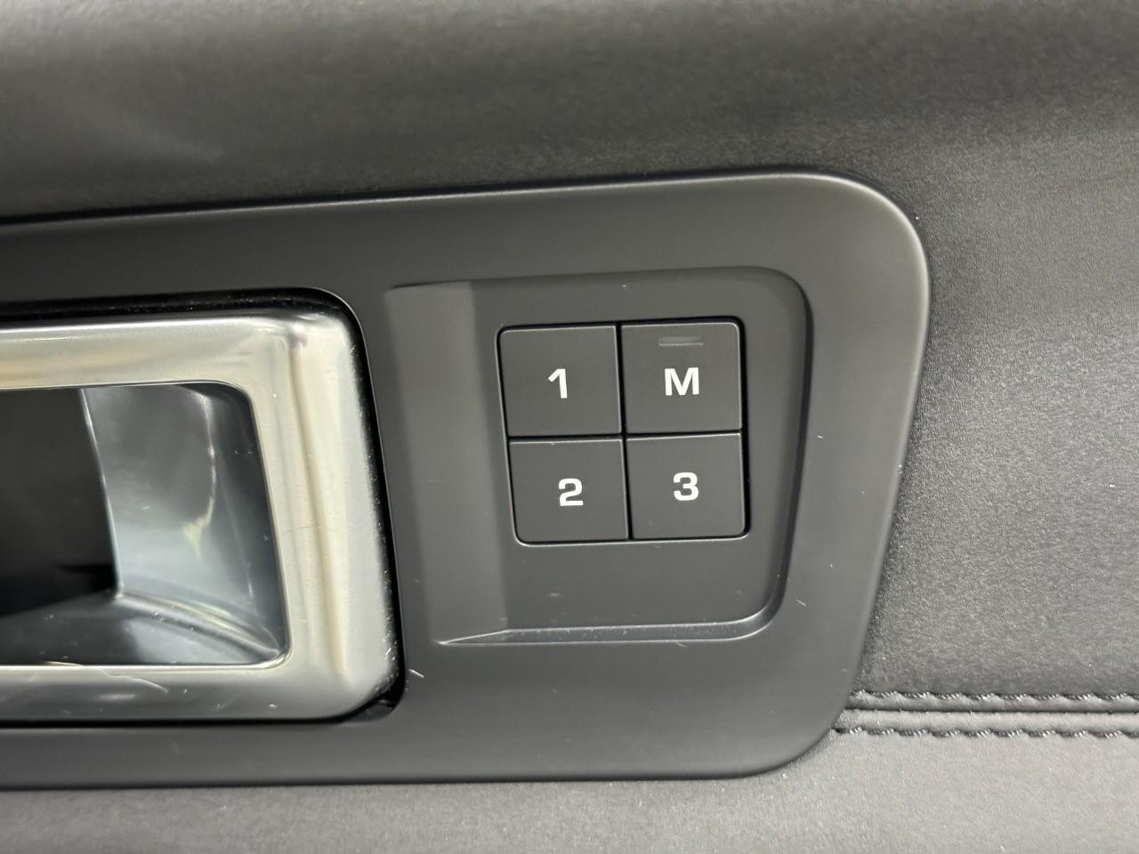 Land Rover Discovery Sport Vehicle Full-screen Gallery Image 22