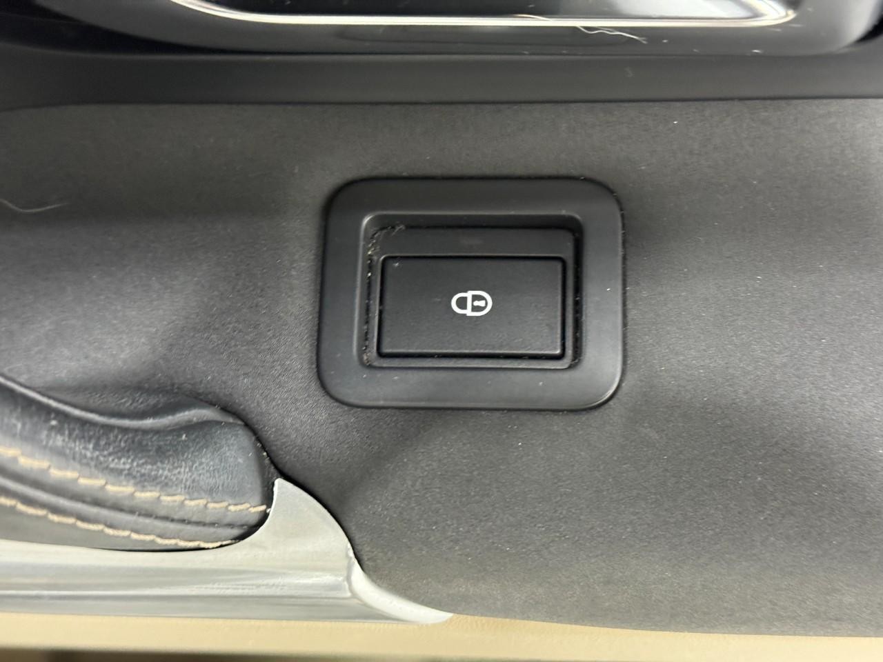 Land Rover Discovery Sport Vehicle Full-screen Gallery Image 23