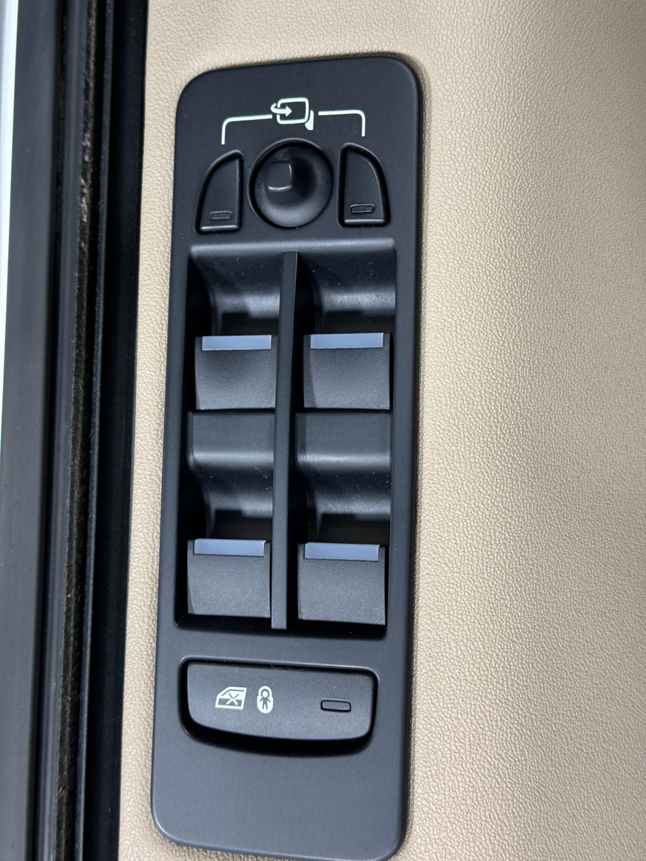 Land Rover Discovery Sport Vehicle Full-screen Gallery Image 24