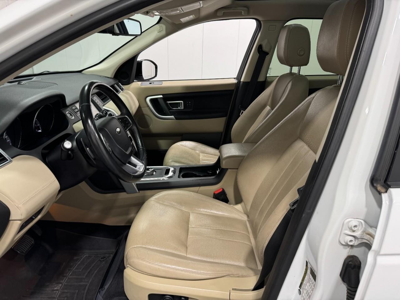 Land Rover Discovery Sport Vehicle Full-screen Gallery Image 27