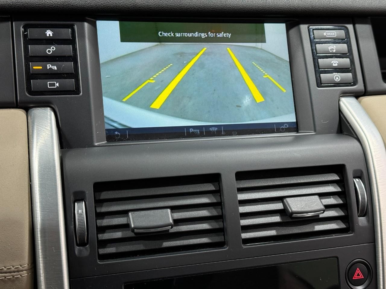 Land Rover Discovery Sport Vehicle Full-screen Gallery Image 34